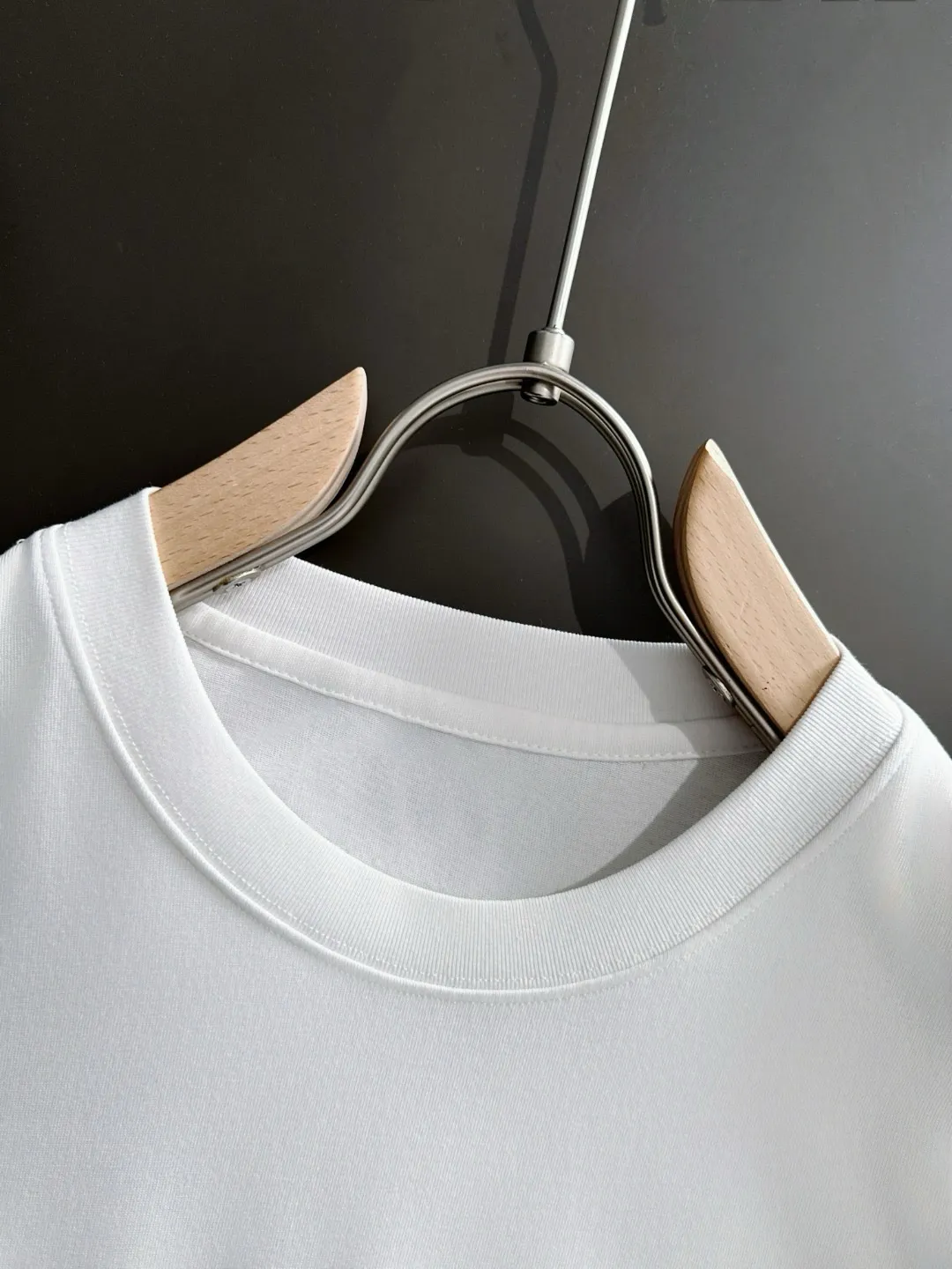 , LP counter Same Style round neck short-sleeved T-shirt customized cotton fabric! Designed with brand DG Logo leather tag! Strong three-dimensional effect! The overall highly breathable and soft texture is more prominent, and the full cotton texture induces extreme comfort. A must-have item for Premium people, complete with original accessories and accessories! Same Style for men and women! Color: Black White Size: S-xx L